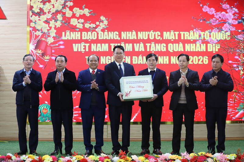 Đoàn công tác tặng quà xã Chiềng Sơn. Ảnh: Nhật Minh