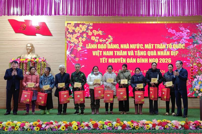 Bộ trưởng Trần Đức Thắng cùng Đoàn công tác thăm gia đình vợ liệt sĩ và hộ nghèo xã Chiềng Sơn, Lóng Sập. Ảnh: Nhật Minh