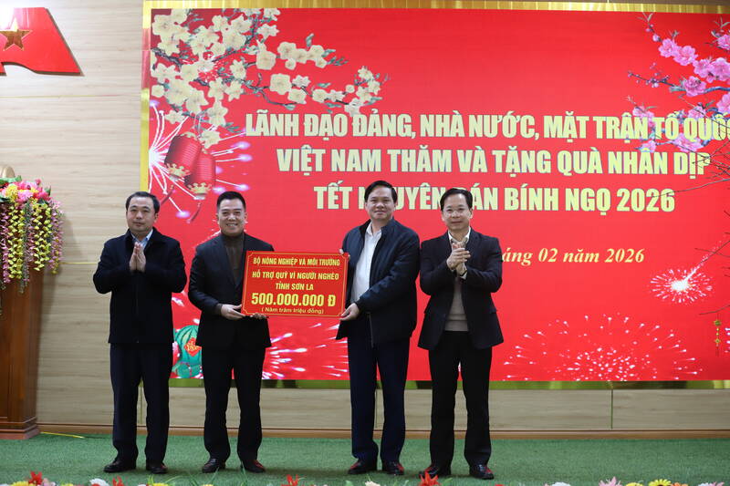 Bộ Nông nghiệp và Môi trường trao tặng 500 triệu đồng ủng hộ Quỹ vì người nghèo tỉnh Sơn La. Ảnh: Nhật Minh