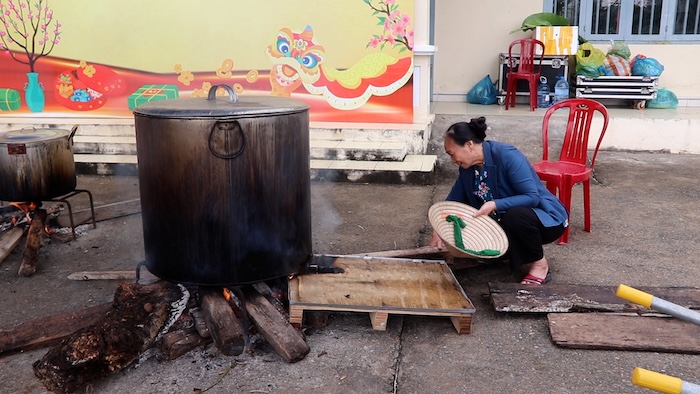 Chung cakes with meat filling warm the hearts of Da Nang workers during Tet. Photo: Nguyen Linh