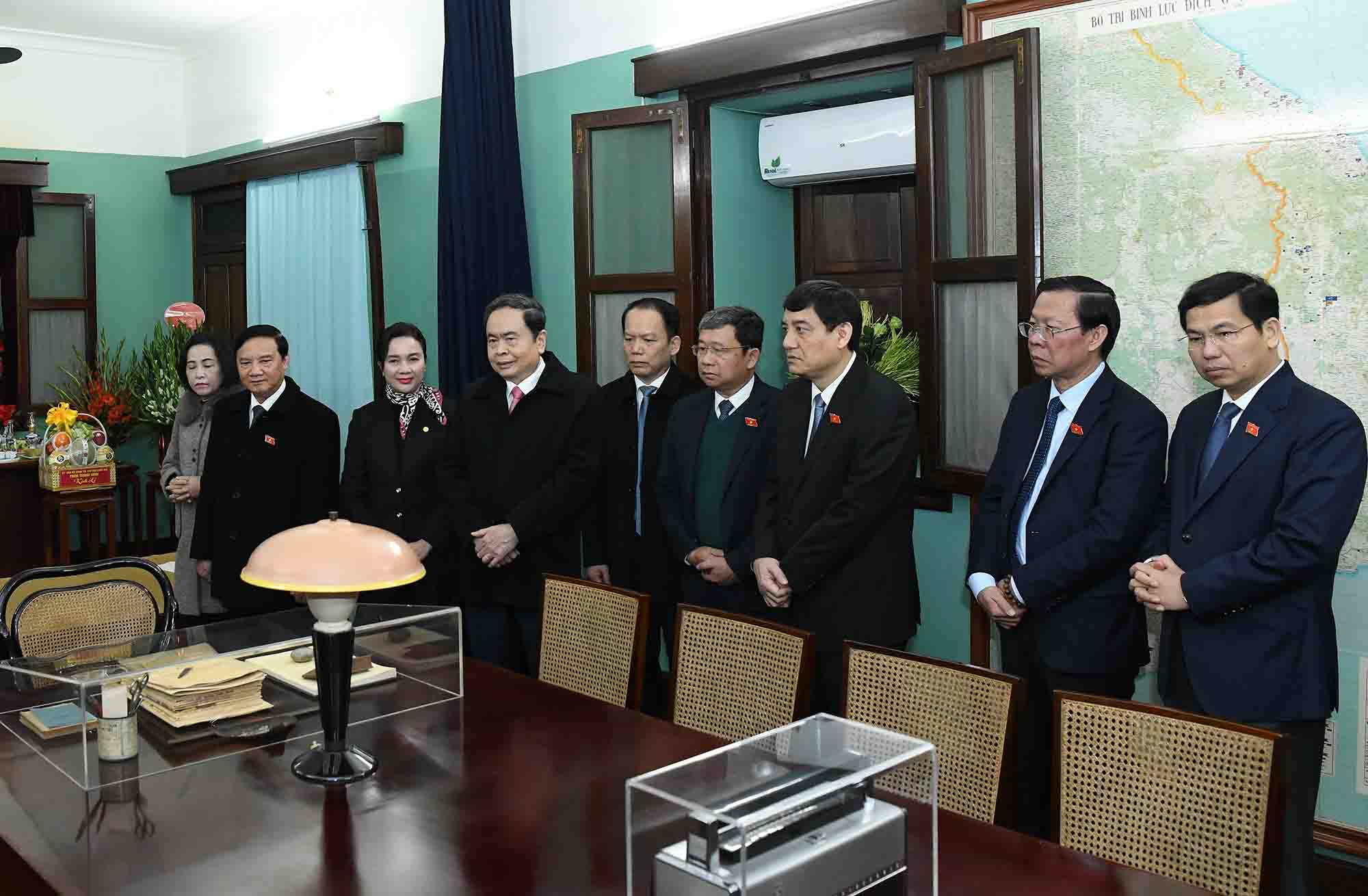 Trao đổi với cán bộ, nhân viên Ban quản lý Khu di tích Chủ tịch Hồ Chí Minh tại Phủ Chủ tịch, Chủ tịch Quốc hội Trần Thanh Mẫn cho biết, Quốc hội tiếp tục đổi mới, nâng cao hiệu lực, hiệu quả hoạt động. Ảnh: Lâm Hiển.