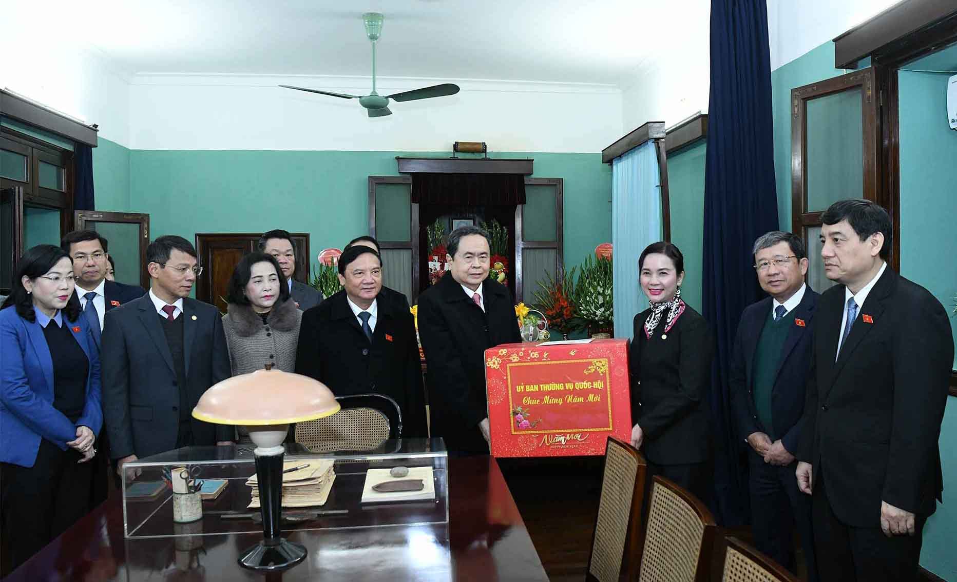 Politburo Member, National Assembly Chairman Tran Thanh Man presents gifts to officials and employees of the Management Board of the Ho Chi Minh Presidential Relic Site at the Presidential Palace. Photo: Lam Hien.