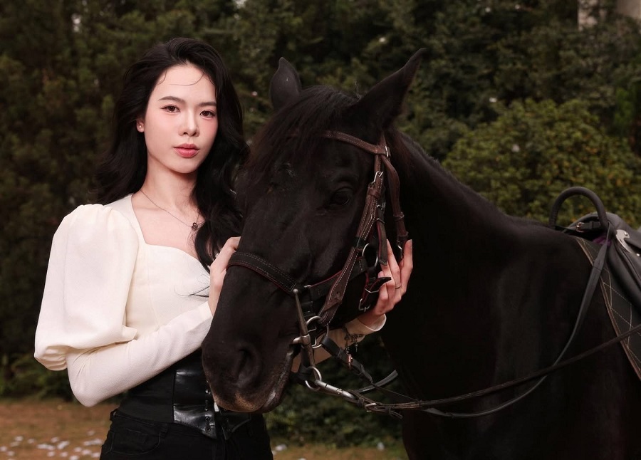 Middle blocker Le Thanh Thuy in her very unique photo set. Photo: FBNV