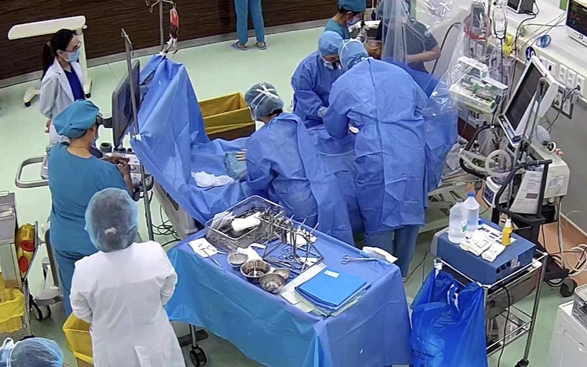 L'équipe effectue la technique ECMO pour sauver un enfant souffrant d'arrêt cardiaque. Photo: Fournie par le médecin