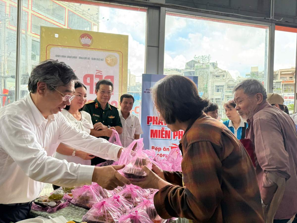 Lãnh đạo Ủy ban MTTQ Việt Nam TPHCM trao những suất ăn nghĩa tình cho người dân khó khăn tại bếp ăn 0 đồng ở phường Tân Sơn Nhất. Ảnh: Minh Tâm