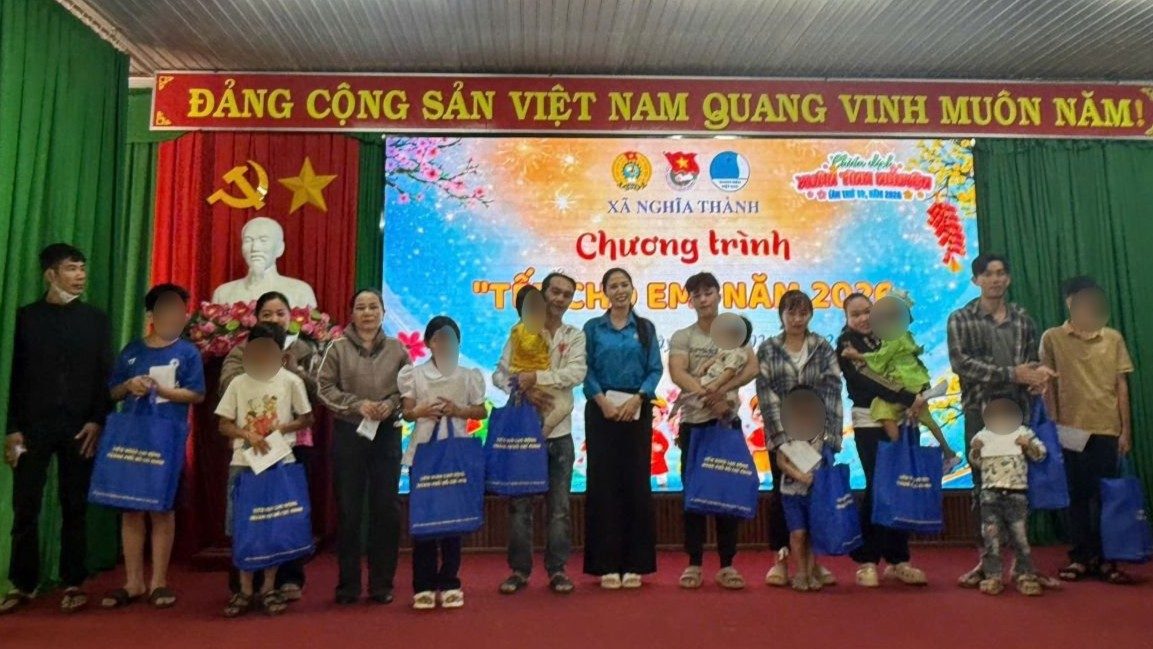 Giving Tet gifts to children in difficult circumstances in Nghia Thanh commune. Photo: CĐNT