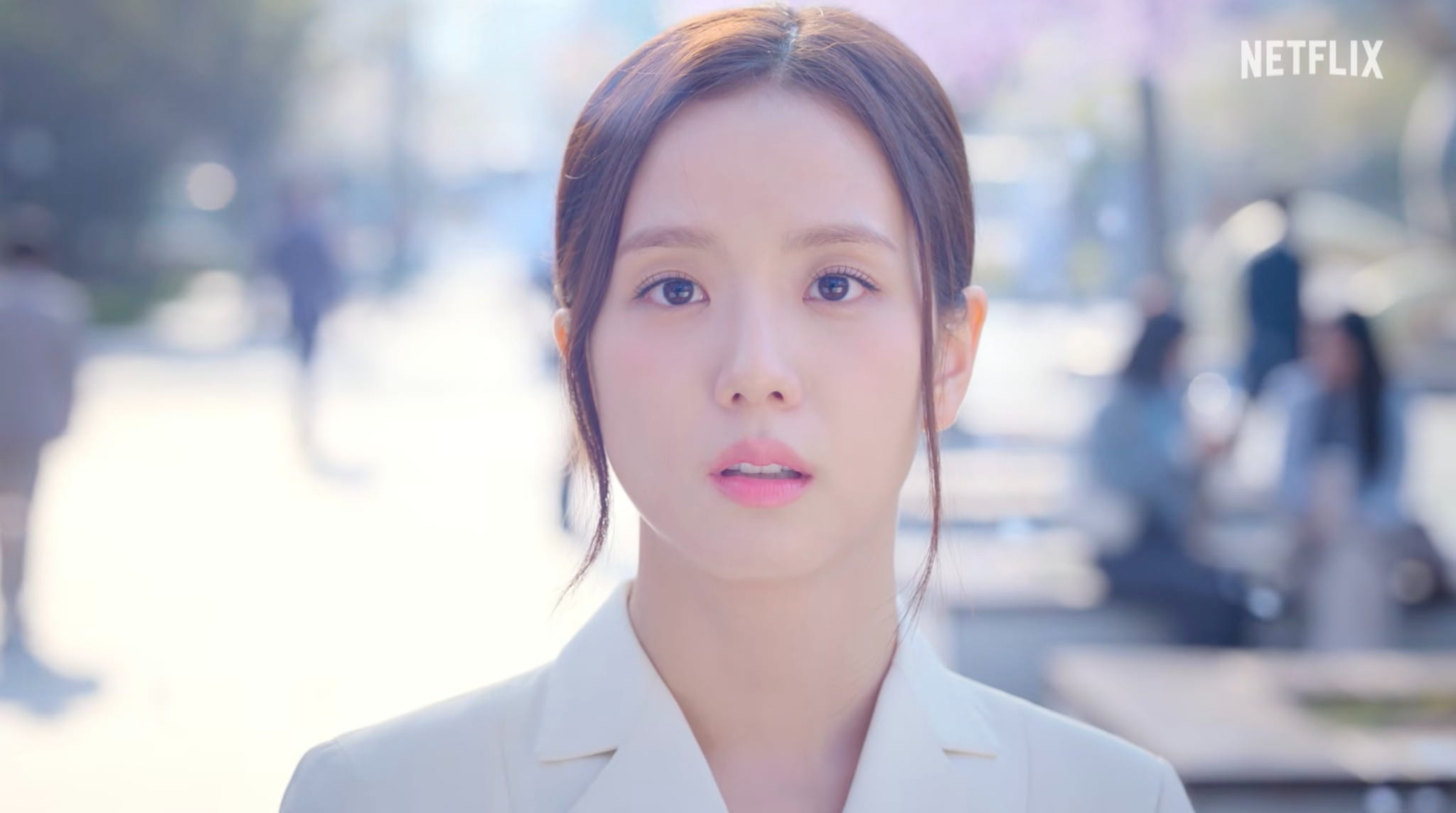 Jisoo bị chê biểu cảm đơn điệu, diễn xuất chưa thuyết phục. Ảnh cắt từ phim.