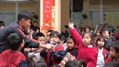 Elementary school students excitedly learn English about Vietnamese Tet.