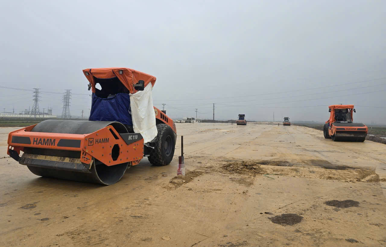 The Ninh Binh - Hai Phong expressway construction investment project, the section passing through the old Ninh Binh province, achieved a high rate of capital disbursement compared to the allocated capital. Photo: Nguyen Truong