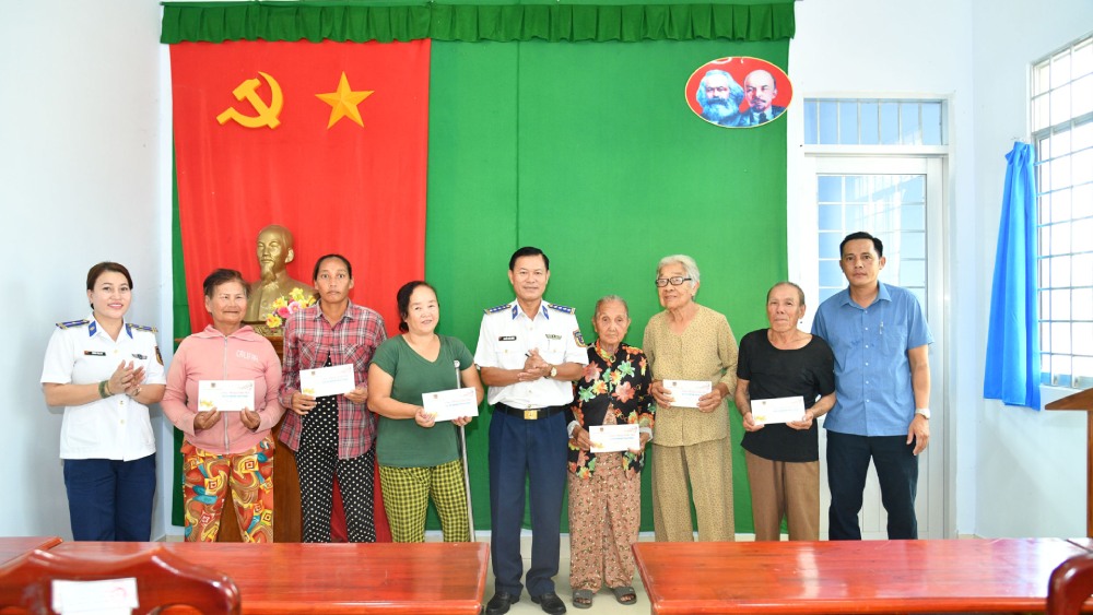 Đại tá Nguyễn Thái Dương - Phó Chính ủy Bộ Tư lệnh Vùng Cảnh sát biển 4 thăm, tặng quà và chúc Tết các gia đình có hoàn cảnh khó khăn trên địa bàn đặc khu Phú Quốc. Ảnh: Đức Thái