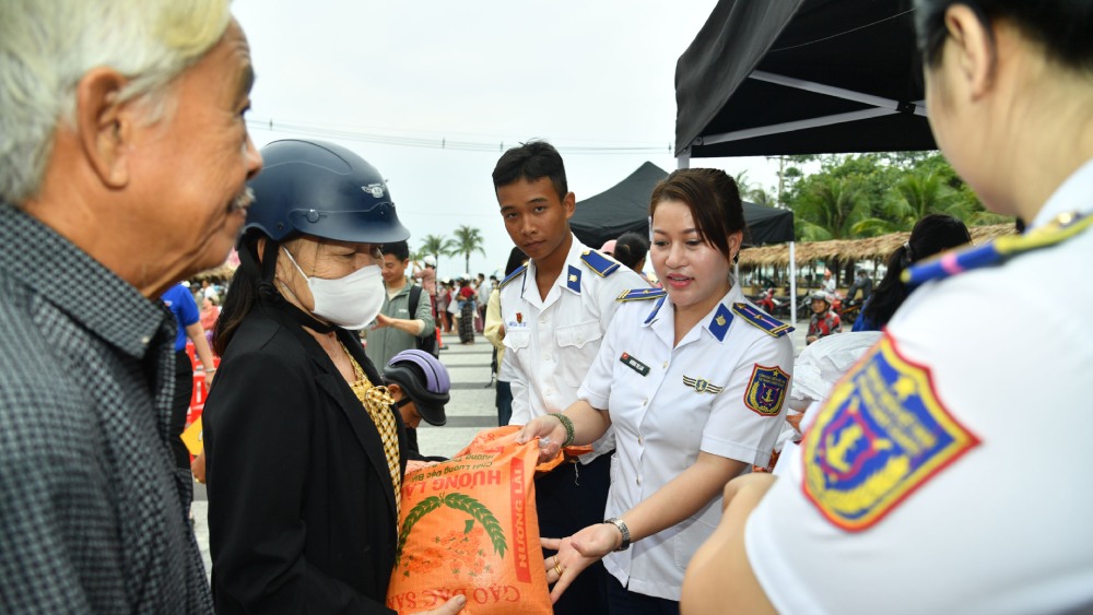 Officers and soldiers of Coast Guard Region 4 Command present gifts to people at the "0-dong Tet Market". Photo: Duc Thai