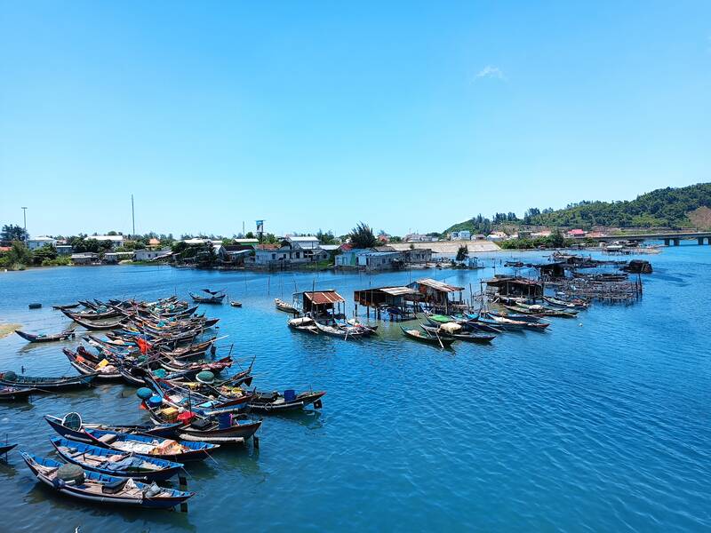 Many domestic destinations are chosen by people to travel and spring travel at the beginning of the year. In the photo is a fishing village along Lang Co Bay (Hue). Photo: Thu Giang