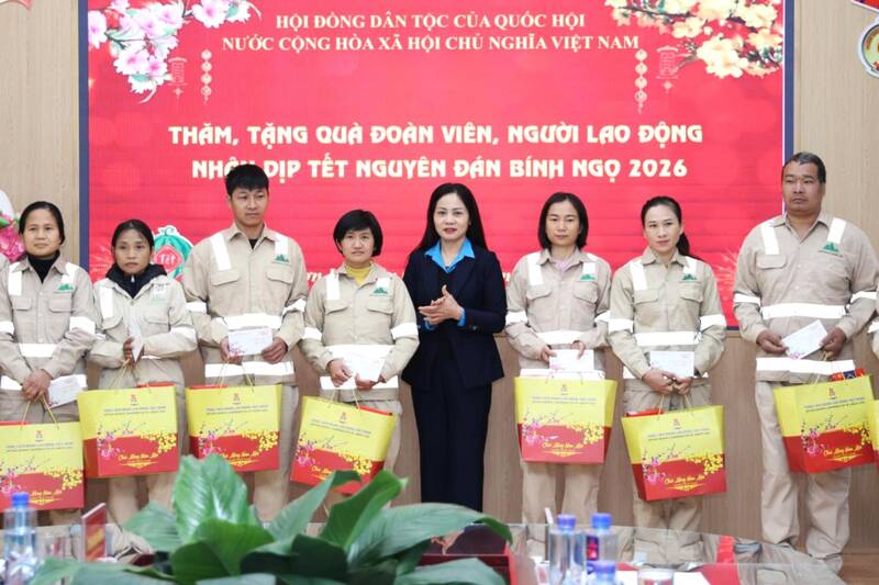 Lãnh đạo Liên đoàn Lao động tỉnh trao quà cho công nhân có hoàn cnahr khó khăn thuộc Công ty CP Môi trường và Dịch vụ đô thị Sơn La.Ảnh: Trường Sơn