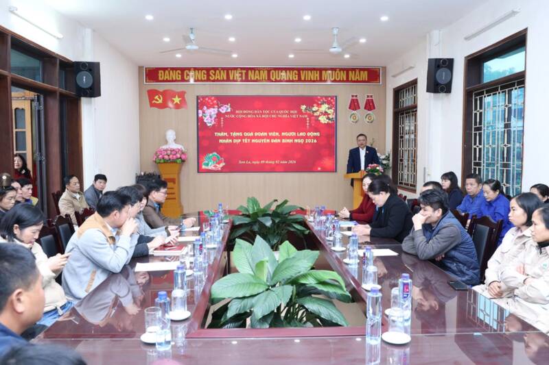 Đồng chí Quàng Văn Hương – Phó Chủ tịch Hội đồng Dân tộc của Quốc hội thăm, chúc Tết và trao quà cho đoàn viên, người lao động tại Sơn La. Ảnh: Trường Sơn