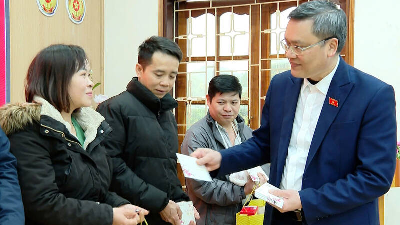 Comrade Quang Van Huong - Vice Chairman of the National Assembly's Ethnic Council presents gifts to union members and workers in Son La. Photo: Nhat Minh