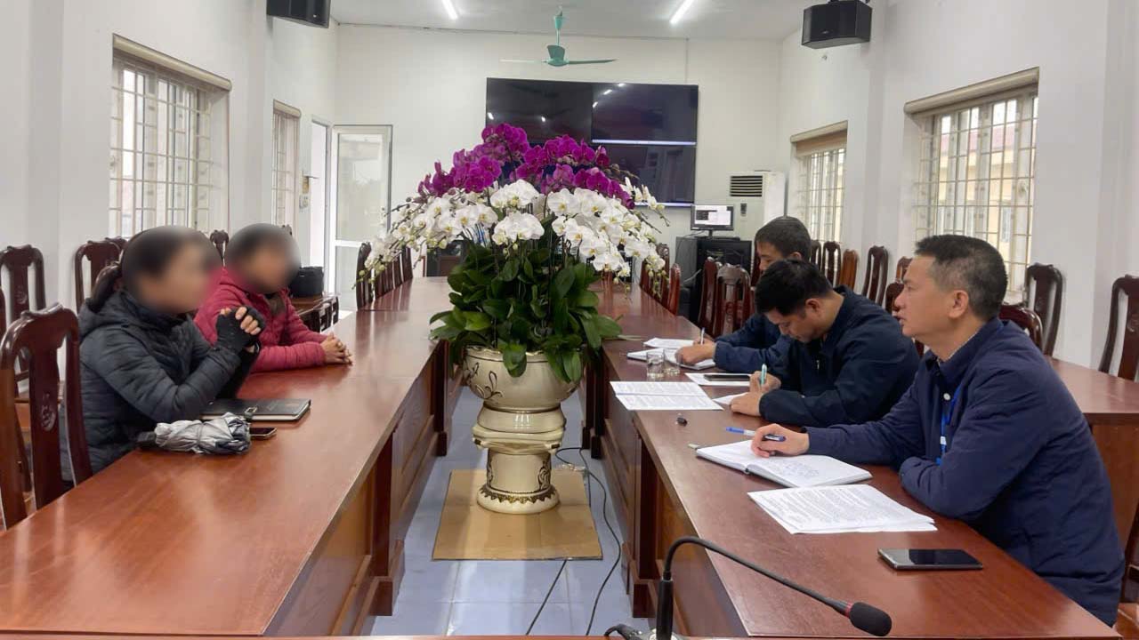 Leaders and professional staff of Kieu Phu Commune Economic Department (Hanoi) working with representatives of Mr. T.V. V.'s household. Photo: Kieu Phu Commune E-Portal