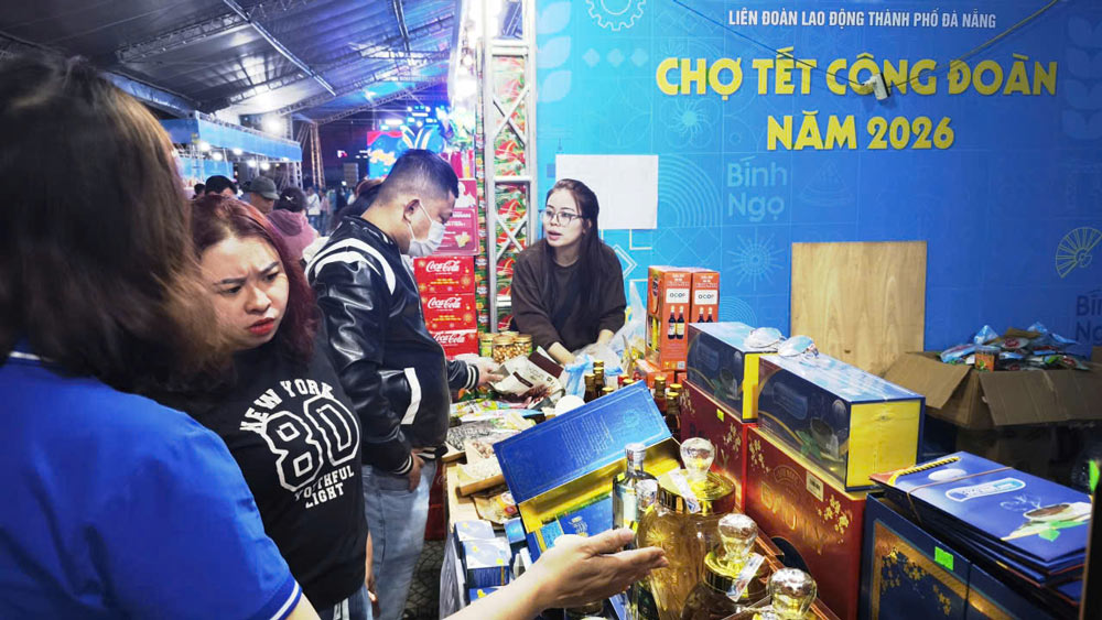 Workers shop at the Trade Union Tet Market organized by the Da Nang City Labor Federation. Photo: Tuong Minh.
