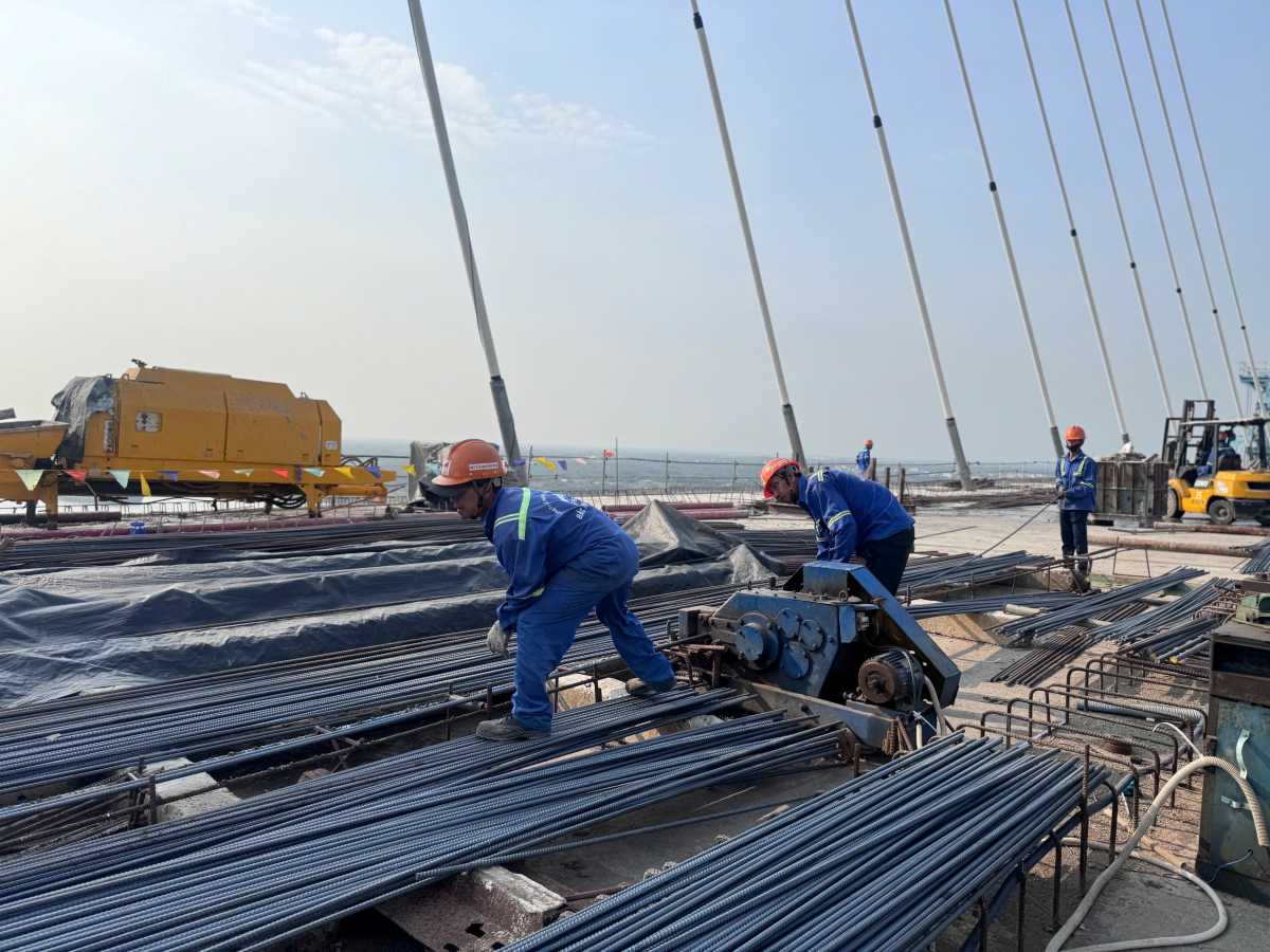 Throughout Tet on the large construction site of Ring Road 3 and Phuoc Khanh bridge