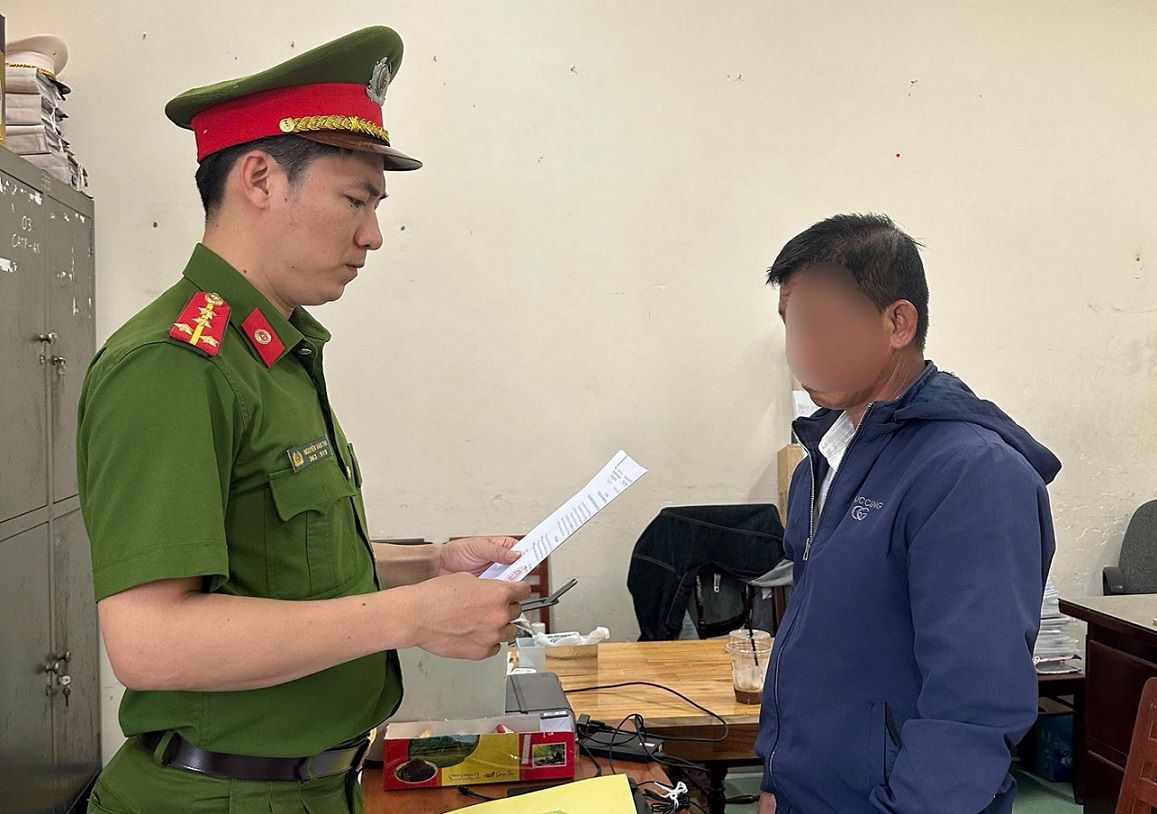 Thực hiện lệnh bắt bị can để tạm giam đối với ông Vy Ngọc Dũng. Ảnh: Công an Quảng Ngãi