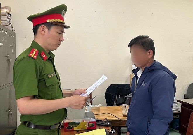 Công an Quảng Ngãi bắt nghi phạm tấn công người khác bằng rựa giữa tiệc tân gia