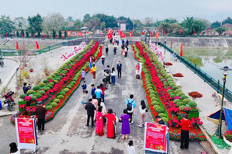 Spring flower street before the Binh Ngo Tet 2026 in Dien Bien. Photo: Tien The