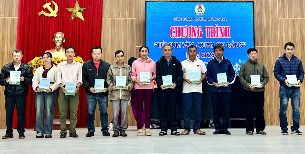Huong Tra Ward Trade Union presents Tet gifts to union members and workers. Photo: Huong Tra Trade Union.