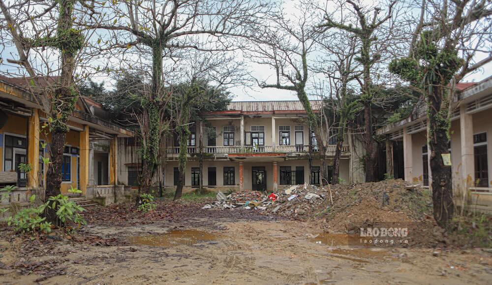 It is necessary to have a plan to handle the dilapidated situation of a headquarters and a school. Photo: Nguyen Luan
