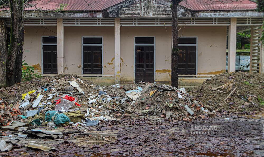 5 năm trước, sau khi phường Thủy Vân cũ chuyển về trụ sở mới tại đường Lê Tự Đồng, khu trụ sở cũ không còn được sử dụng. Để hiện nay, khuôn viên trụ sở trở thành nơi tập kết rác thải. 
