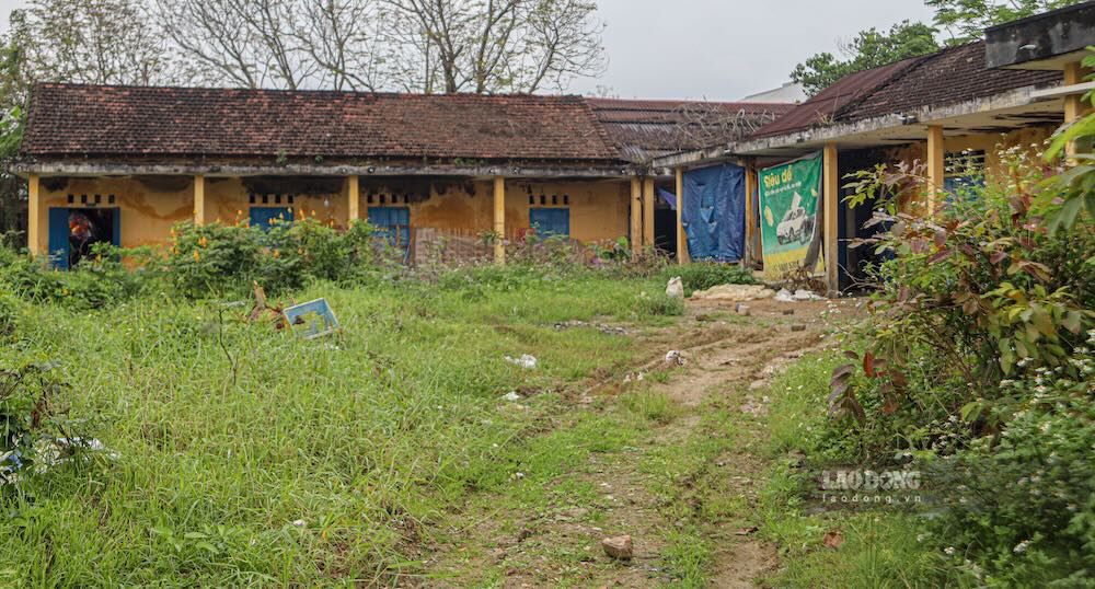 Thực trạng tương tự cũng diễn ra tại Trường Tiểu học số 2 An Đông cũ (phường An Đông cũ, nay là phường An Cựu). Hiện khuôn viên trường cỏ dại mọc um tùm, rác thải ngập bên trong, tường lớp học loang lổ, hoang tàn, khiến người dân lo ngại nguy cơ phát sinh tệ nạn xã hội. 