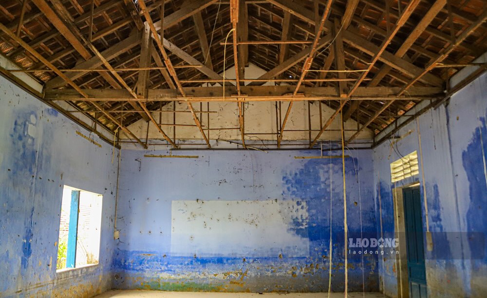 Các lớp la phông ở trần nhà biến mất sau nhiều năm công trình bị bỏ hoang. 
