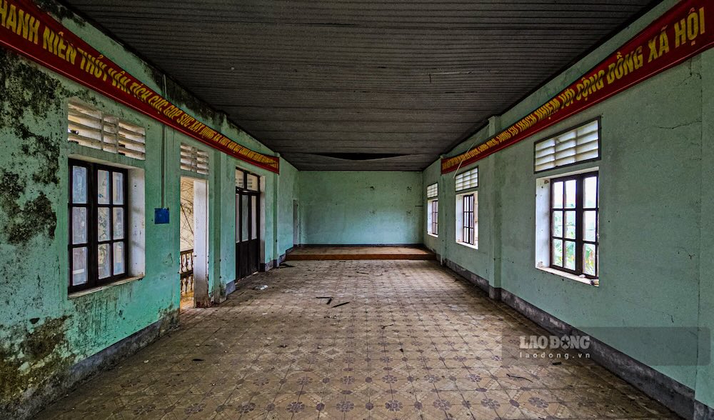 Hầu hết các cửa ra vào trụ sở đã bị tháo dỡ hoặc hư hại, bất kỳ ai cũng có thể ra vào. 