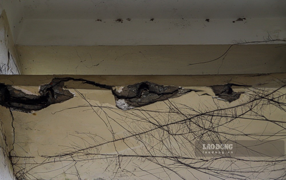 Bên trong, những mảng trần nhà dần bong tróc, lộ sắt thép. 