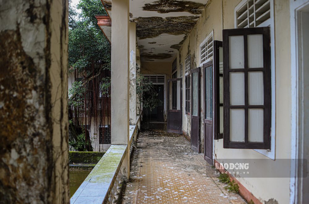 Ghi nhận của phóng viên, các hạng mục công trình bị hư hỏng nặng. Tường nhà rêu phong, trần bong tróc, lộ sắt thép hoen gỉ. 