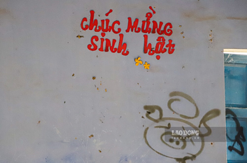 Bà Hoàng Thị Như Thanh – Chủ tịch UBND phường An Cựu cho biết, địa phương đang tổ chức khảo sát lại toàn bộ khu vực, tạm giao cho Trung tâm dịch vụ sự nghiệp công quản lý và sẽ quy hoạch lại trong thời gian tới. Theo Sở Tài chính TP Huế, hiện còn nhiều cơ sở nhà đất dôi dư chưa được đưa vào sử dụng do công năng không còn phù hợp, nhiều công trình xuống cấp, cần nguồn lực lớn để cải tạo. (Hình ảnh bên trong khu trường bị bỏ hoang.