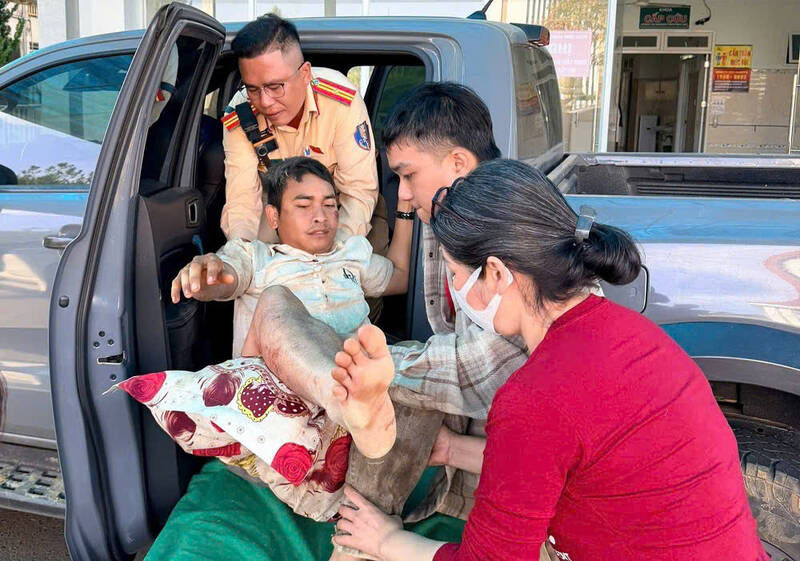 교통 경찰(람동성 공안)의 아름다운 행동은 주민들이 병원에 제때 도착하여 응급 치료를 받을 수 있도록 지원했습니다. 사진: 공안부