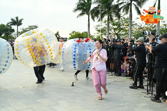Lâm Vỹ Dạ bị Dương Lâm rượt đuổi trong “2 ngày 1 đêm Tết“. Ảnh: Nhà sản xuất. 