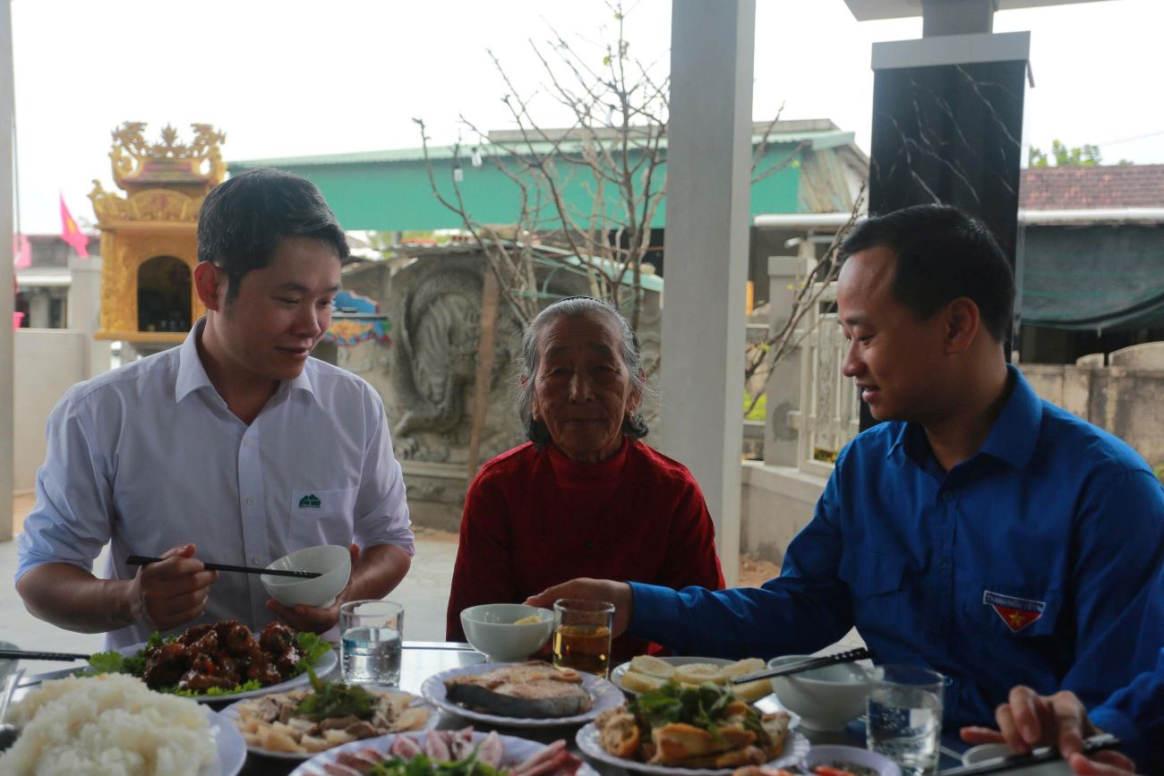Quang Tri Provincial Youth Union organizes a year-end meal at the house of Vietnamese Heroic Mothers. Photo: Hung Tho