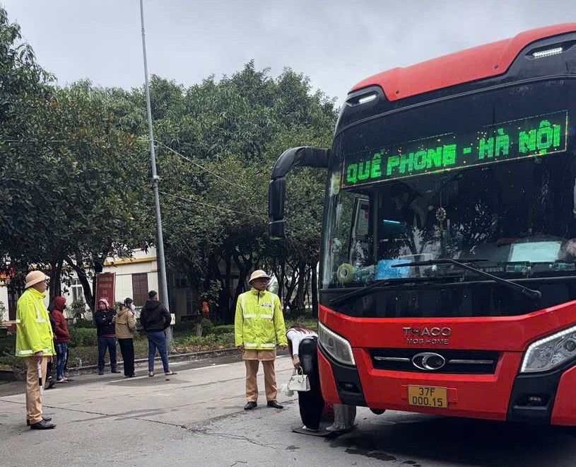 The task force of Tam Diep Traffic Police Station conducted an inspection and made a handling plan for driver Ta Manh Tien for driving a vehicle carrying more people than prescribed. Photo: Dieu Anh