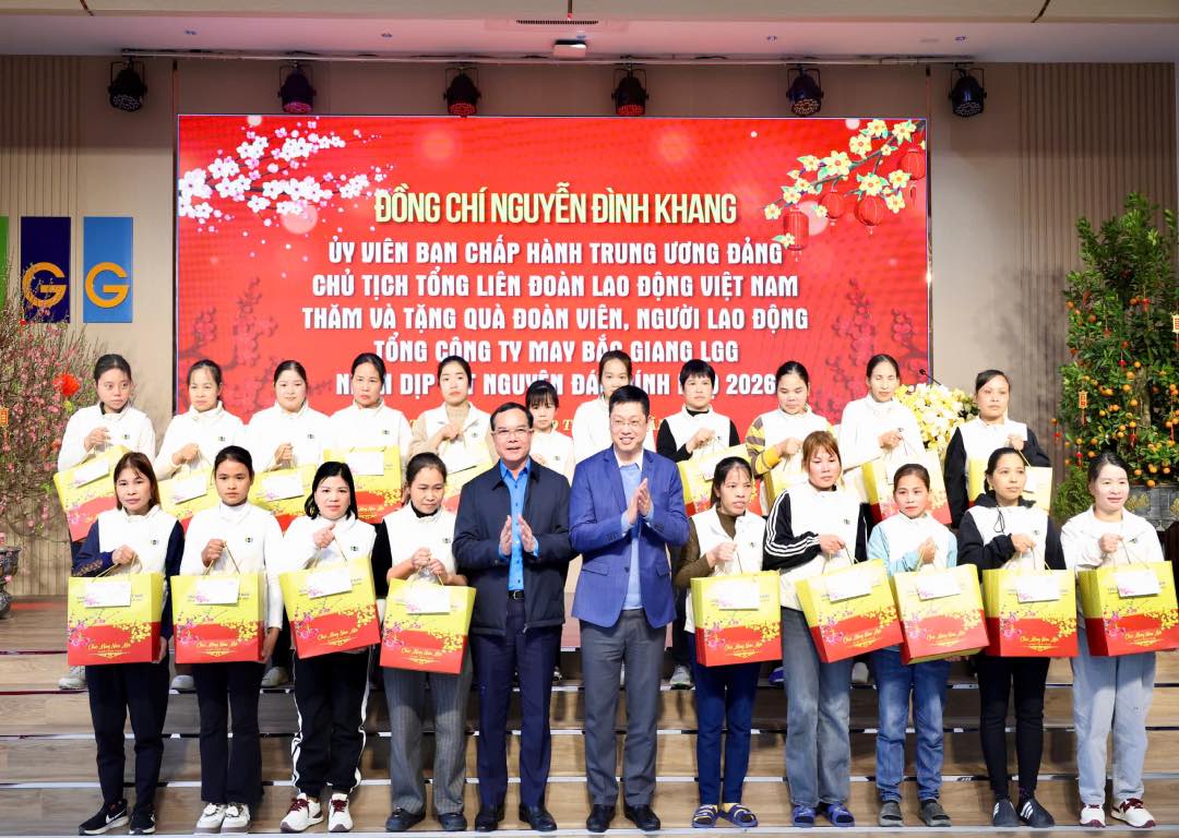 Chairman of the Vietnam General Confederation of Labor Nguyen Dinh Khang and Deputy Secretary of Bac Ninh Provincial Party Committee Tran Huy Phuong present gifts to workers and laborers of Bac Giang Garment Corporation LGG. Photo: Quyet Chien
