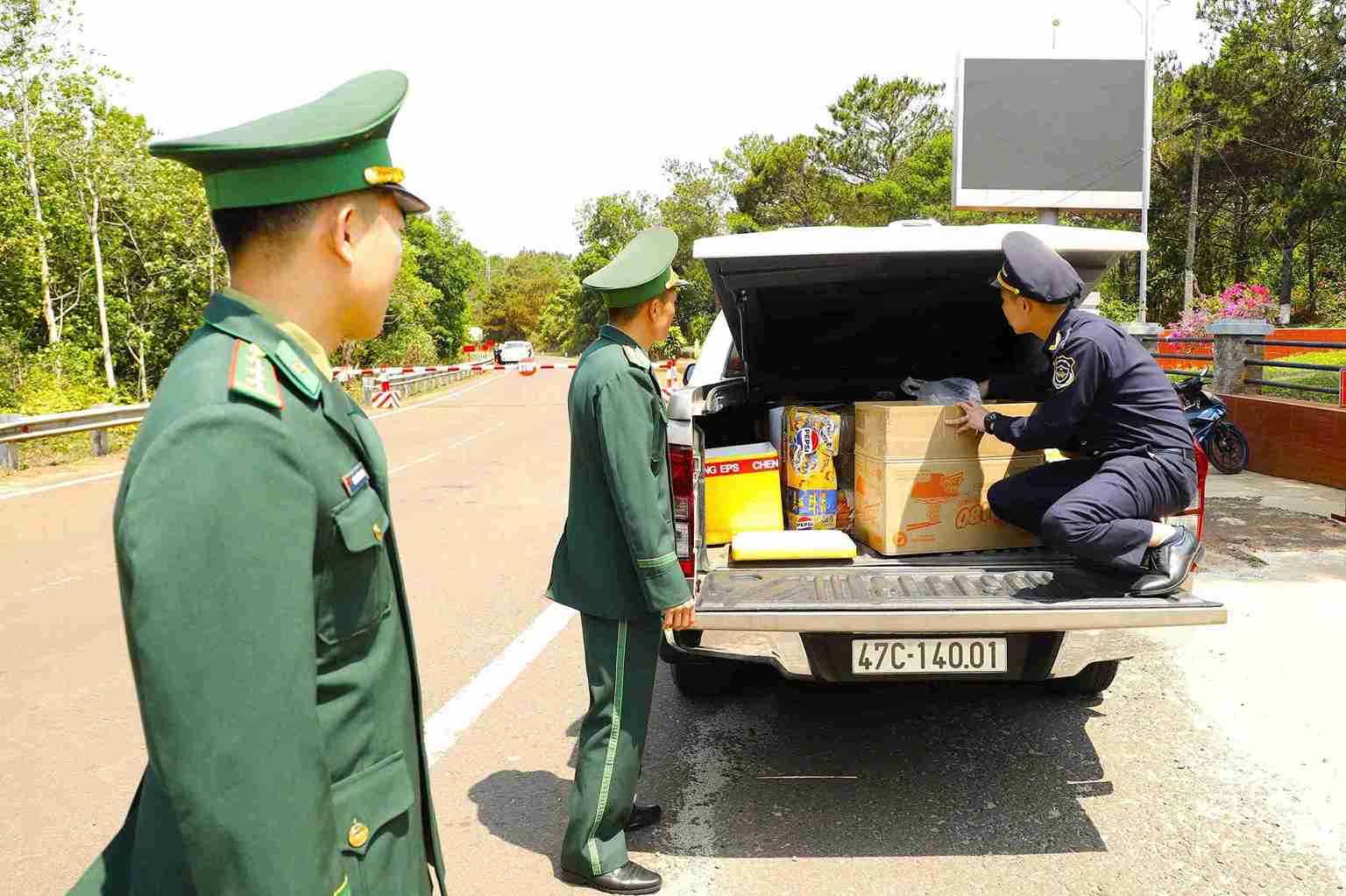 Bộ đội biên phòng tỉnh Lâm Đồng xiết chặt kiểm tra phương tiện vận chuyển hàng hóa dịp Tết khu vực biên giới. Ảnh: Phúc Khánh 