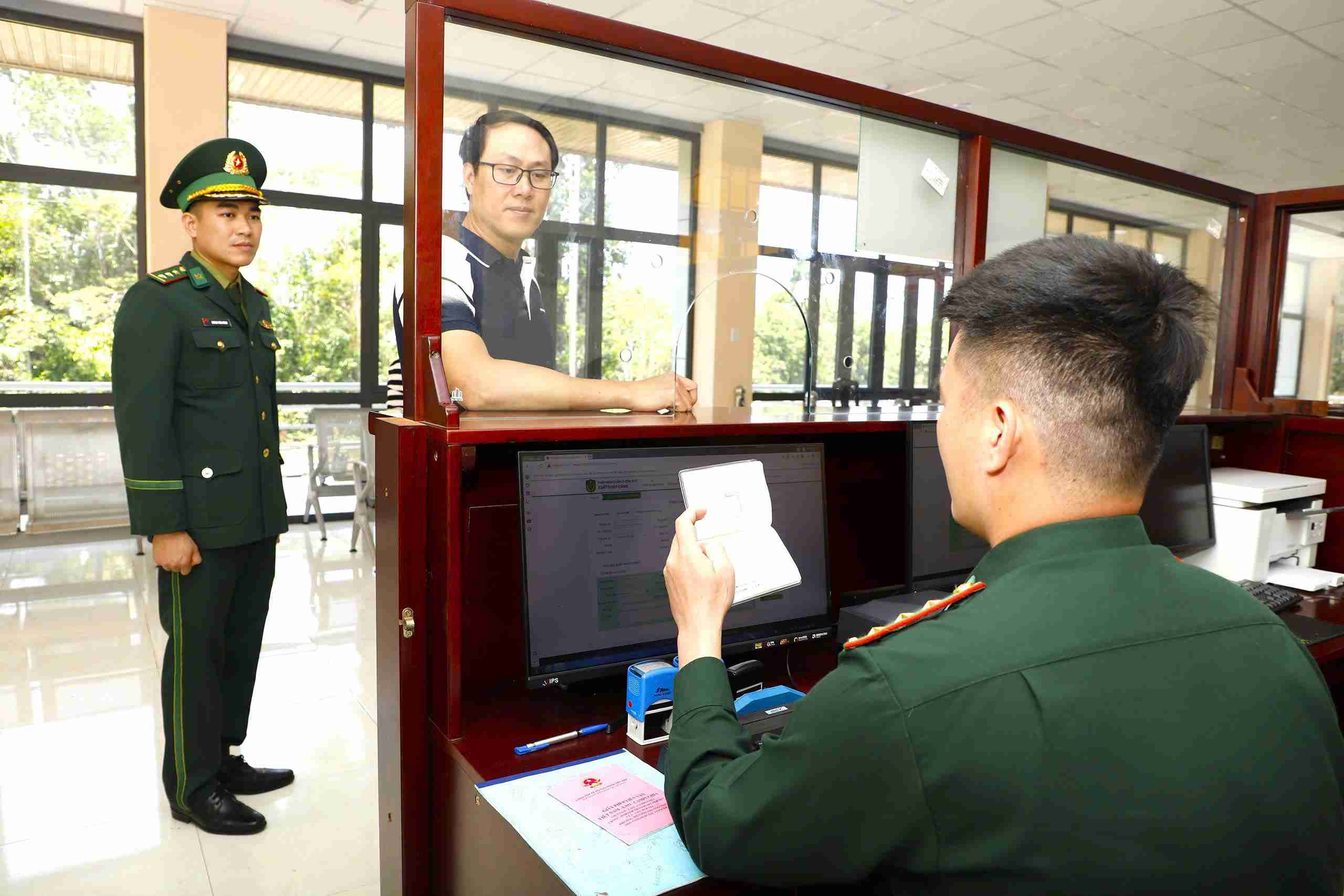 Bộ đội biên phòng kiểm tra thông tin công dân tại cửa khẩu