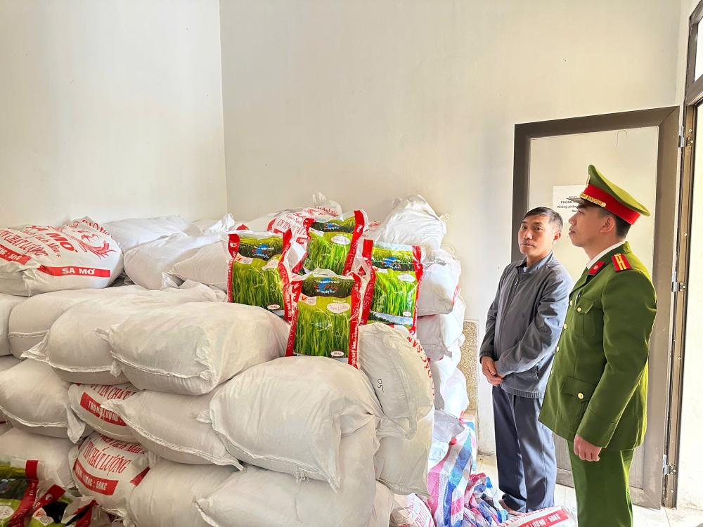 After the discovery of selling fake brand rice, Ha Tinh functional sectors strengthened inspections to handle counterfeit and poor quality goods. Photo: Ha Tinh Police