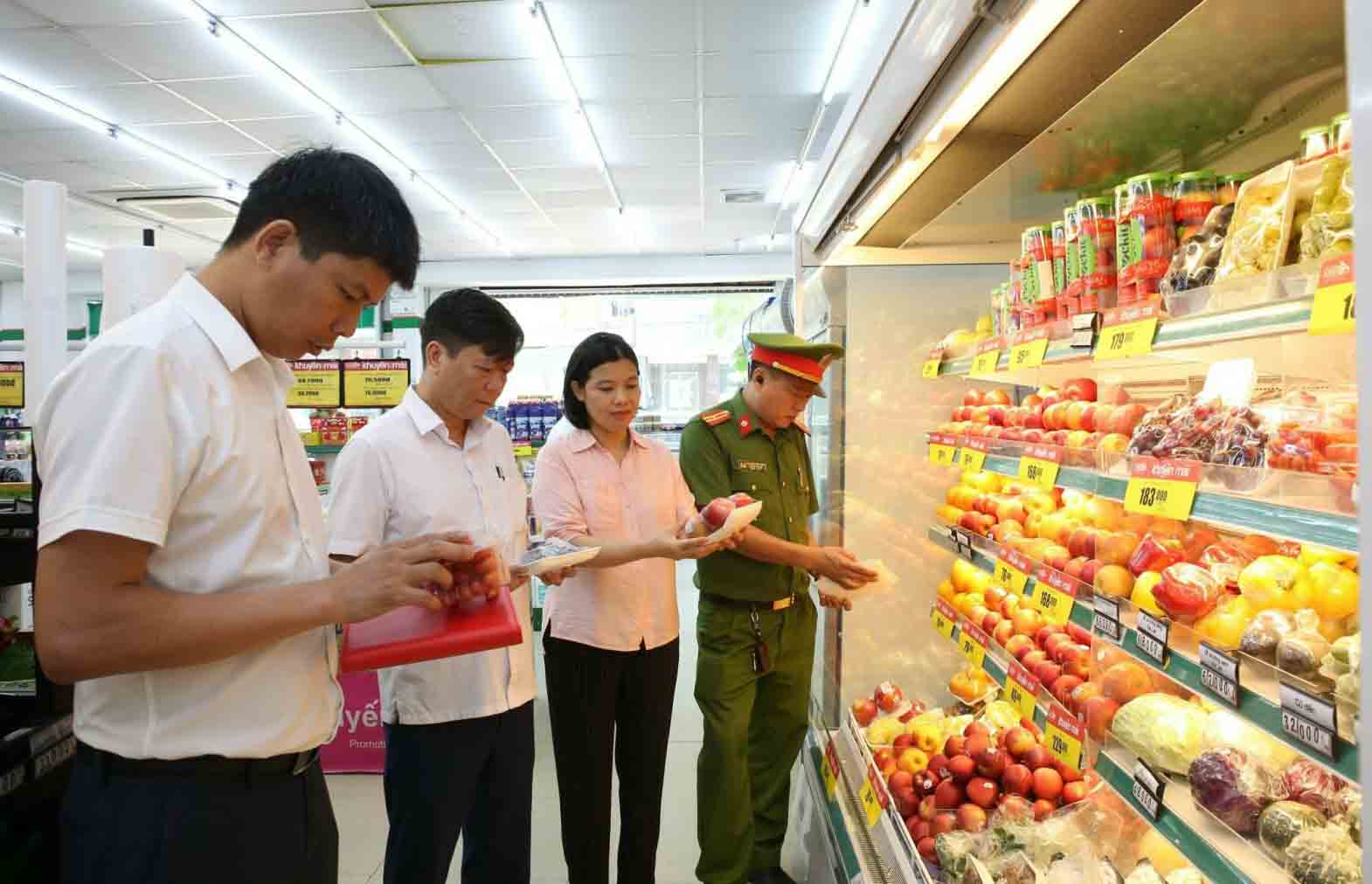 Lực lượng chức năng Hà Tĩnh tăng cường kiểm tra hàng hóa dịp Tết. Ảnh: Thu Hòa.