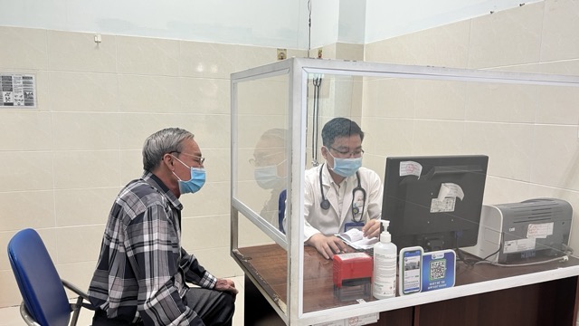 Doctors of Go Vap Hospital care for and examine patients. Photo: Nguyen Ly