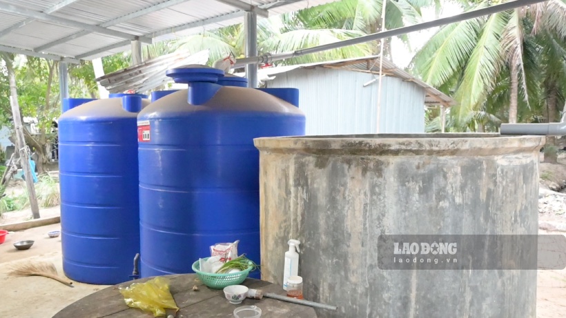 Người dân ở tỉnh Vĩnh Long - tích trữ nước mưa vào bồn hoặc bể chứa. Ảnh: Thành Nhân