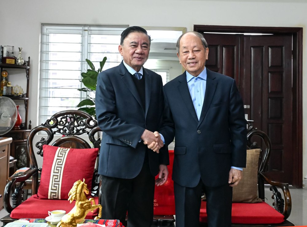 Thường trực Ban Bí thư Trần Cẩm Tú thăm, chúc Tết gia đình đồng chí Phan Diễn - nguyên Ủy viên Bộ Chính trị, nguyên Thường trực Ban Bí thư. Ảnh: Đinh Phương 