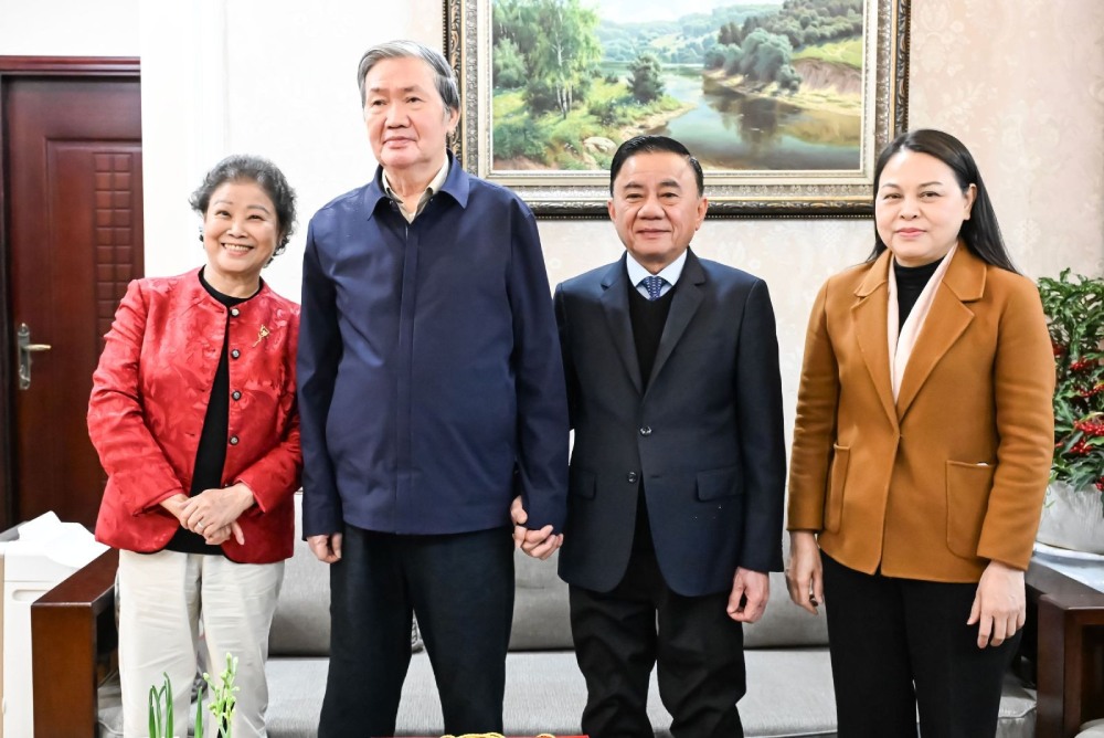 Thường trực Ban Bí thư Trần Cẩm Tú thăm, chúc Tết gia đình đồng chí Đinh Thế Huynh - nguyên Ủy viên Bộ Chính trị, nguyên Thường trực Ban Bí thư. Ảnh:  