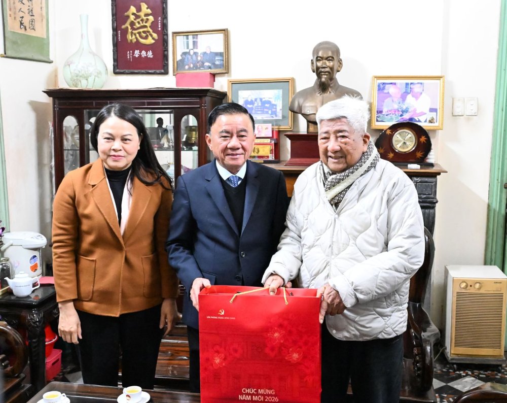 Politburo Member, Standing Secretary of the Secretariat Tran Cam Tu and Member of the Party Central Committee, Deputy Chief of the Standing Office of the Party Central Committee Office Nguyen Thi Thu Ha visit and wish Tet to the family of comrade Pham The Duyet - former Member of the Standing Committee, Standing Member of the Politburo, former Chairman of the Central Committee of the Vietnam Fatherland Front. Photo: Dinh Phuong