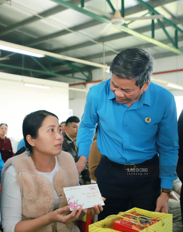 Ông Huỳnh Thanh Xuân động viên lao động Nguyễn Thị Như Nga. Ảnh: Hoài Phương