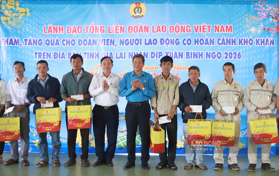 Phó Chủ tịch Tổng LĐLĐ Việt Nam Huỳnh Thanh Xuân trao quà Tết cho ĐV, NLĐ. Ảnh: Hoài Phương